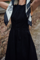Midikleid Kati ohne Ärmel aus Bio-Baumwolle in Schwarz.