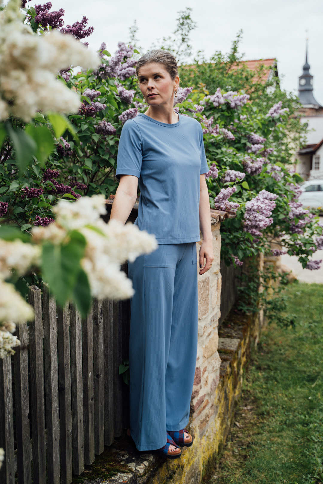 Nachhaltige Damenhose Adele kombiniert im modernen Casual Look